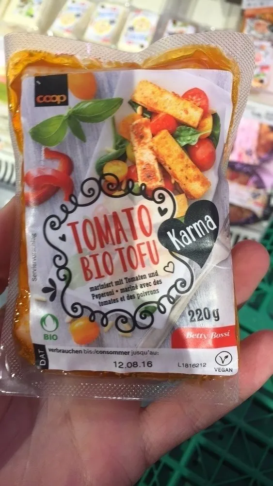 Tomato Bio Tofu mariné avec des tomates et des poivrons