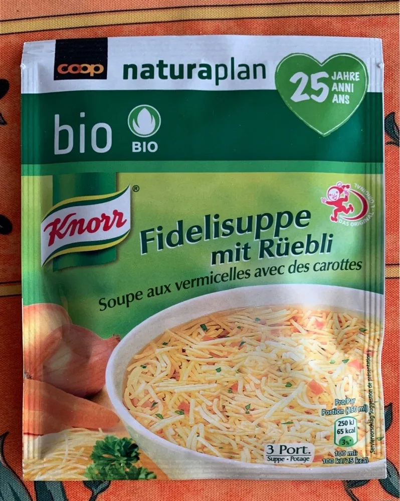 Soupe aux vermicelles avec des carottes
