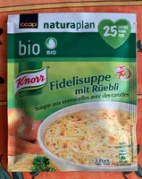 Soupe aux vermicelles avec des carottes