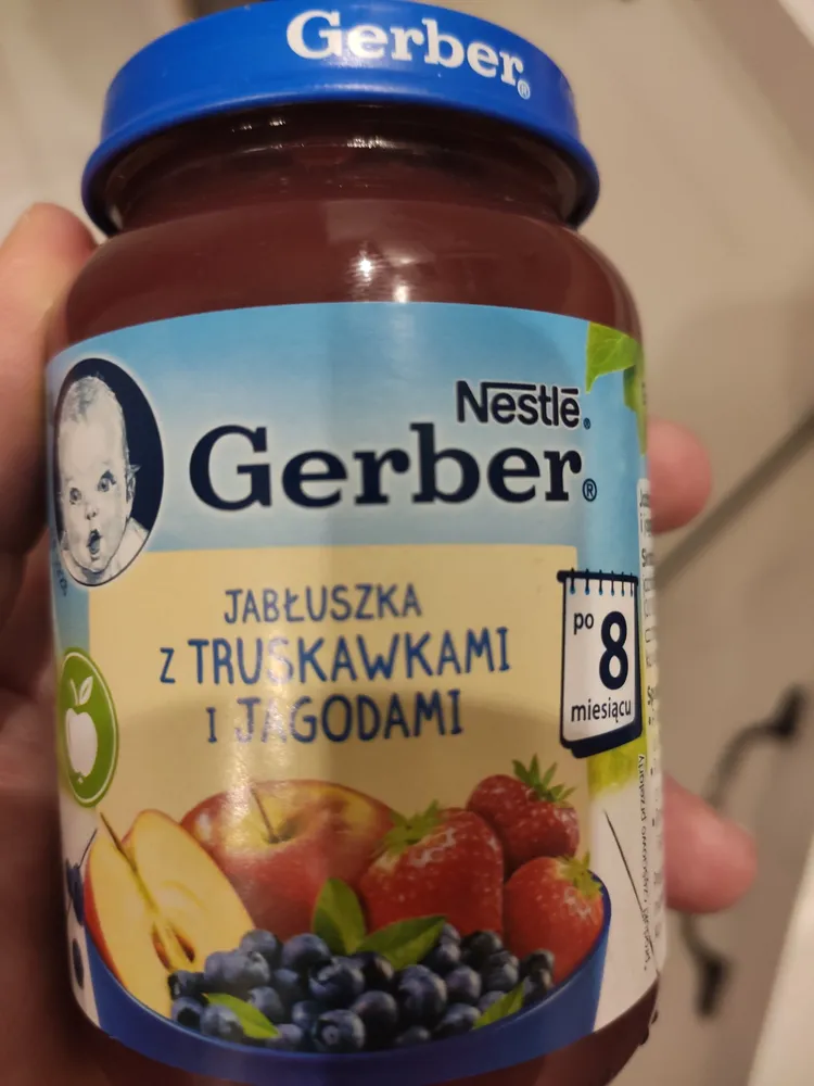 owoce jabłka z truskawkami i jagodami