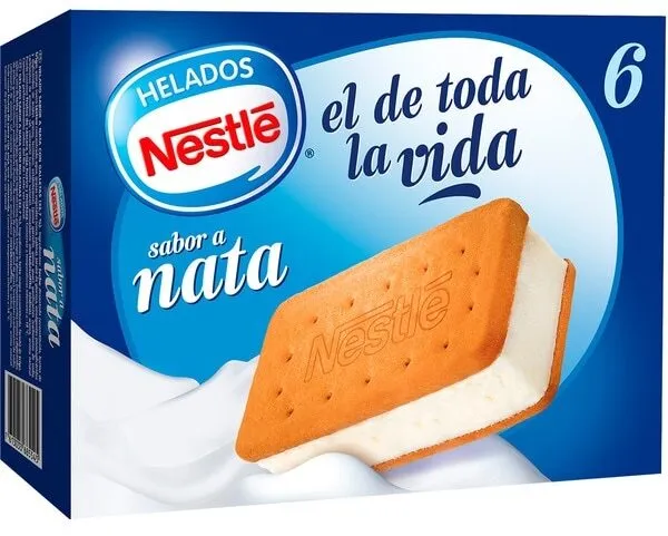 Sándwich de galleta con helado de nata