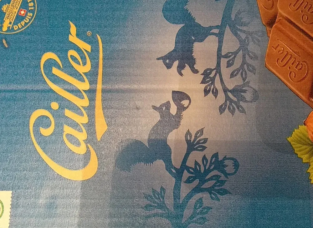 Chocolat au lait aux noisettes entières