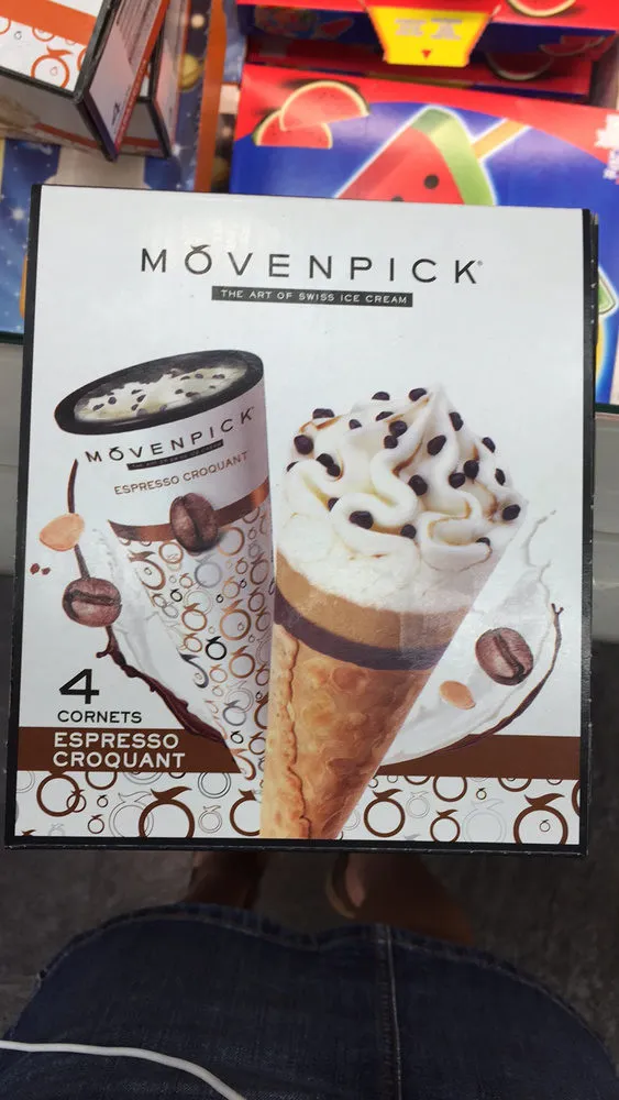 4 cornets espresso croquant - Crème glacée à la crème avec de la sauce café et des pièces de noisettes grillées, caramélisées et enrobées de chocolat