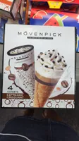 4 cornets espresso croquant - Crème glacée à la crème avec de la sauce café et des pièces de noisettes grillées, caramélisées et enrobées de chocolat