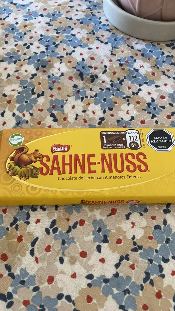 SAHNE-NUSS Chocolate de Leche con Almendras Enteras