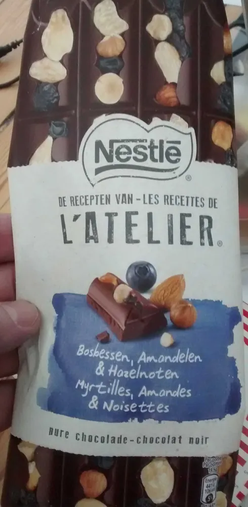 Chocolat noir aux myrtilles confites, noisettes et amandes