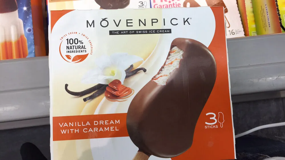 vanilla cream with caramel - Crème glacée vanille avec sauce caramel à la Fleur de Sel (6%) et chocolat au lait (29% Suisse)