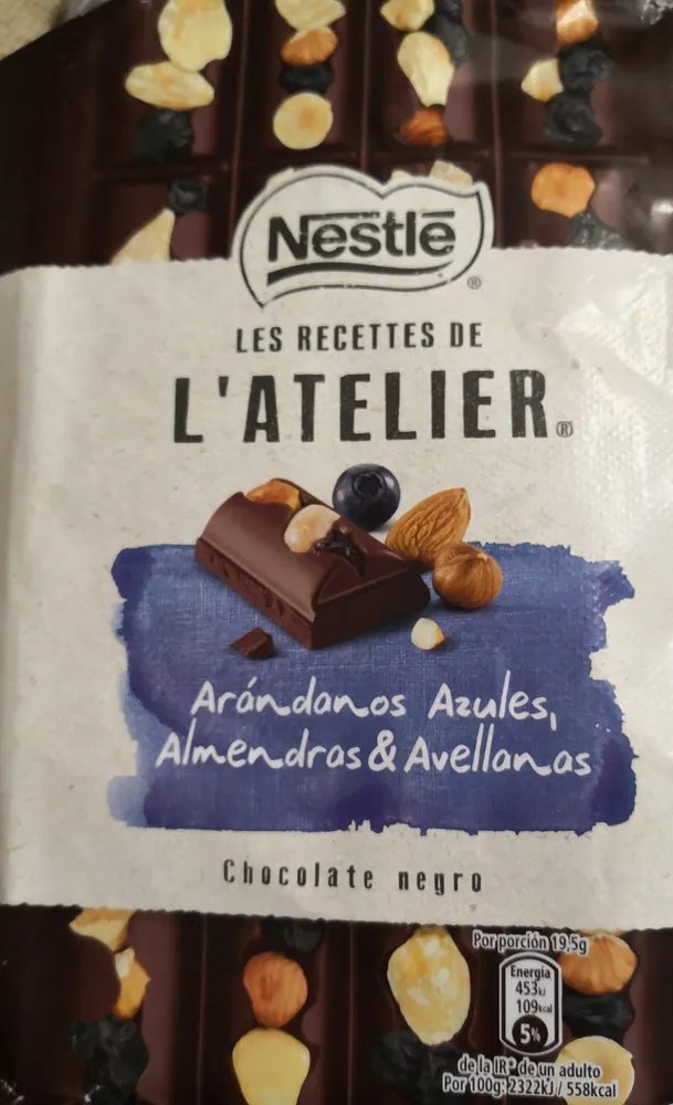 Chocolate negro con arándanos azules almendras y avellanas