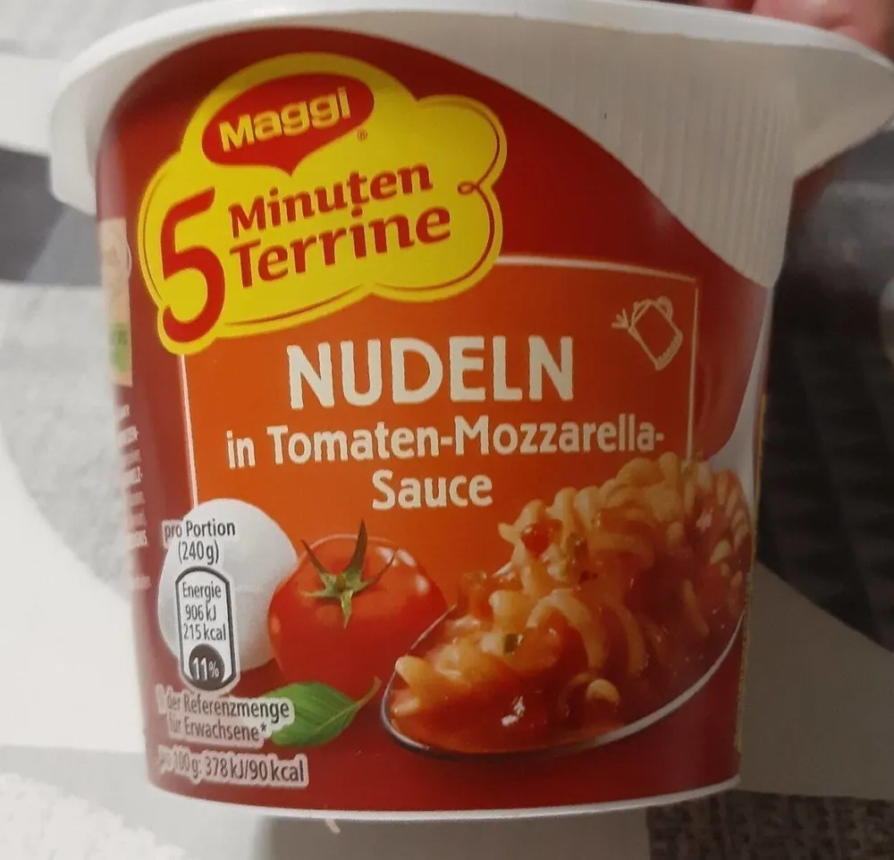 Nudeln In Tomaten-Mozzarella-Sauce