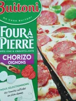 Pizza au chorizo, fromages, oignons, sauce douce aux épices