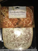 Tarte flambée avec lard et oignons