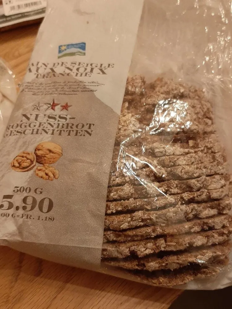 Pain de seigle aux noix tranché