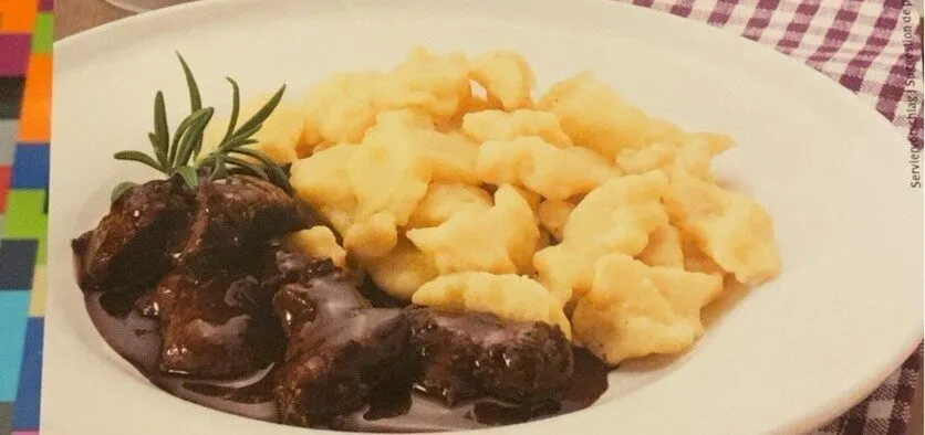 Civet de chevreuil avec knopfli et chou rouge