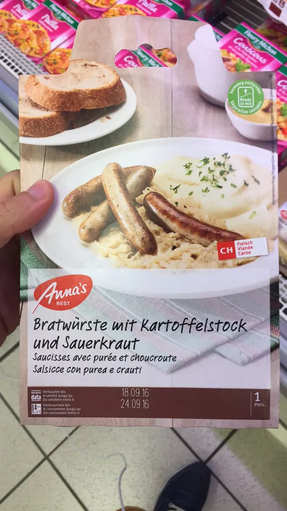 Saucisses avec purée et choucroute