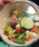 Salade mêlée avec fromage grec en saumure et olives