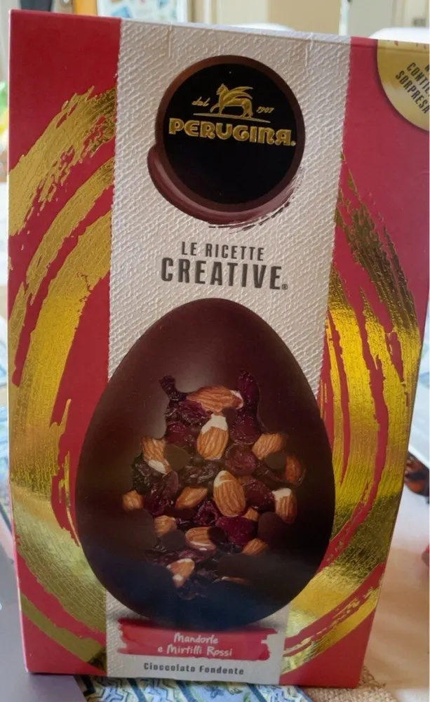 Uovo cioccolato fondente, mandorle e mirtilli rossi