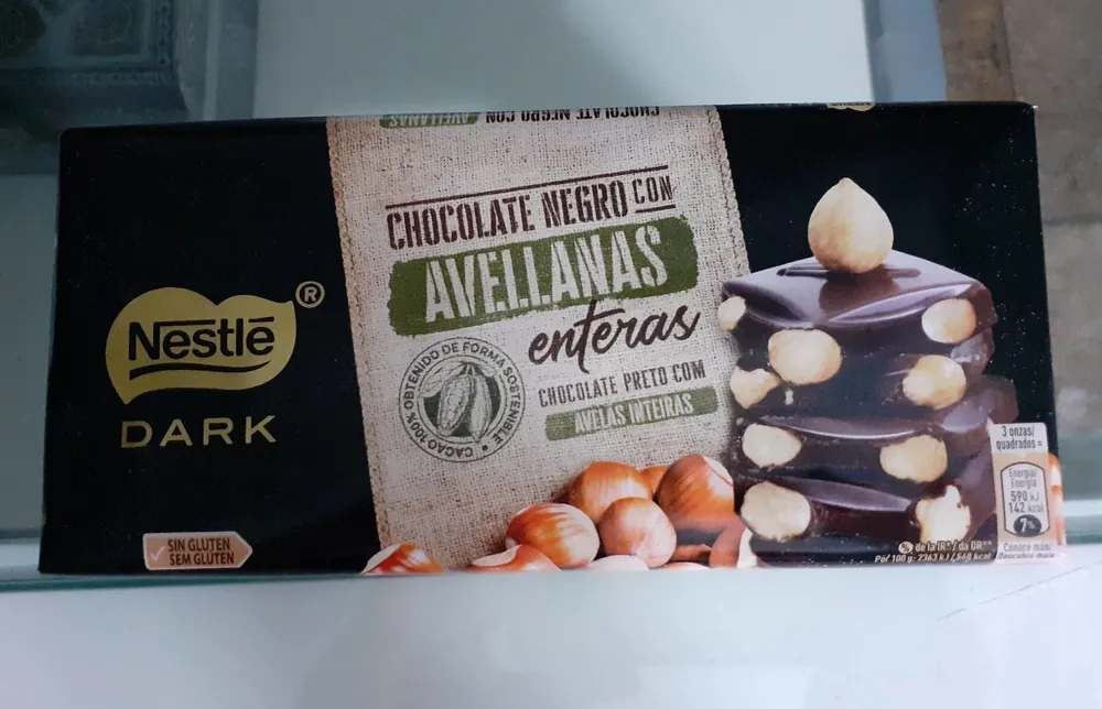 Chocolate negro con avellanas enteras