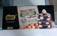 Chocolate negro con avellanas enteras