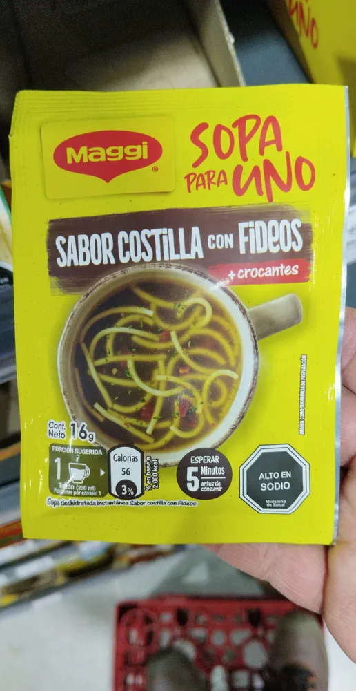 Sopa para uno costilla con fideos