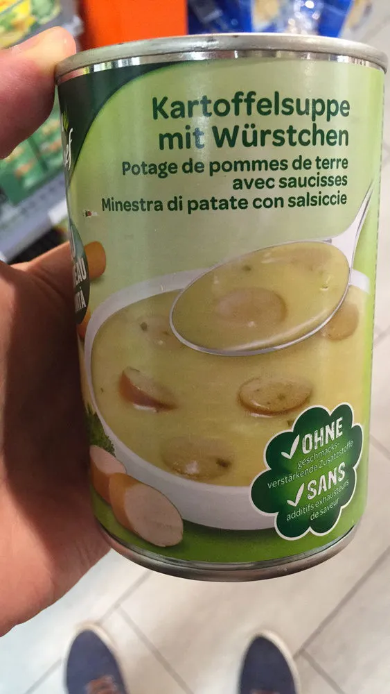 Potage de pommes de terre avec saucisses