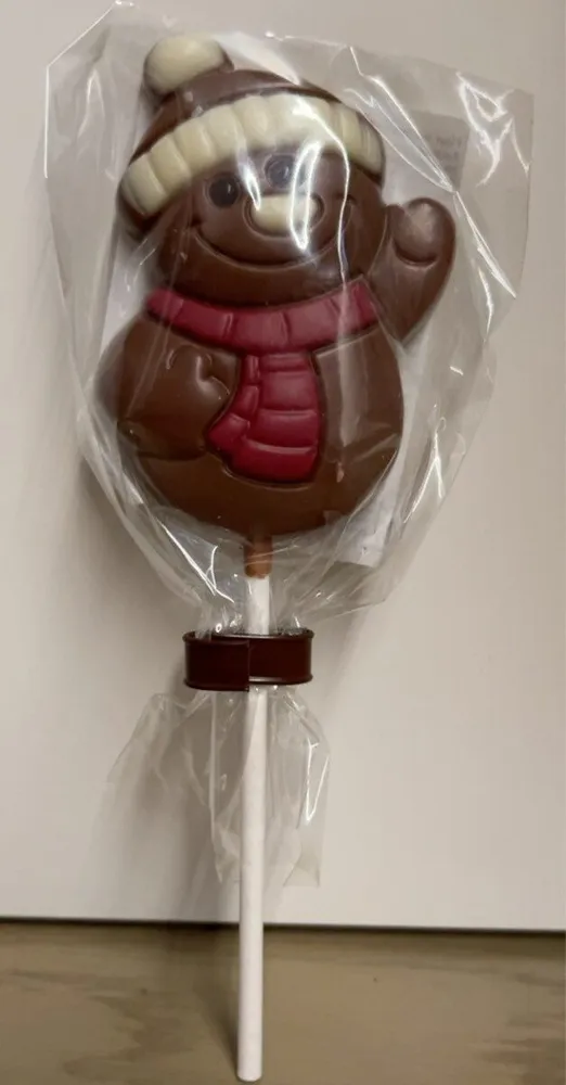 Figure en chocolat au lait avec décor