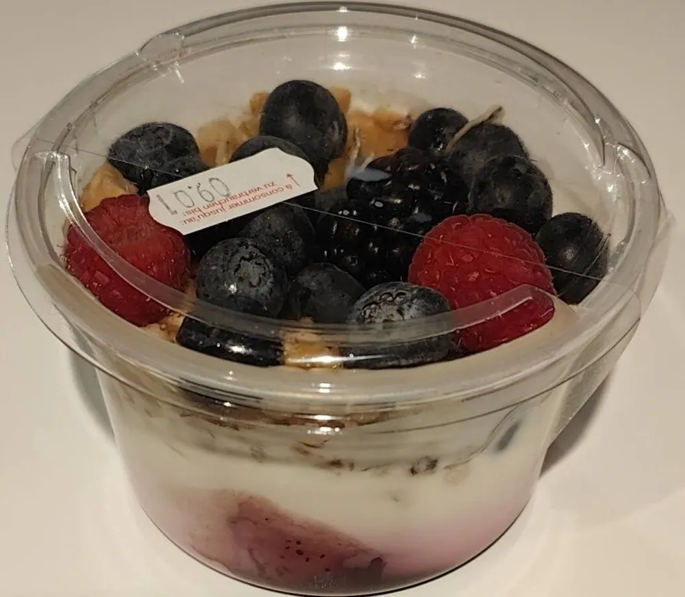 Proteinjoghurt Waldbeeren und Müesli