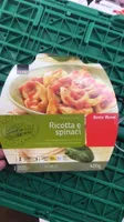 Tortelloni ricotta et épinard avec de la sauce tomate
