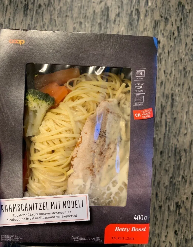 Escalope à la crème avec des nouilles