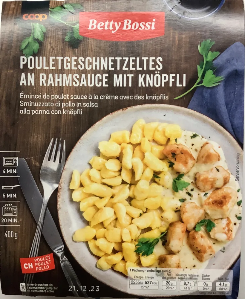Émincé de poulet sauce à la crème avec des knöpflis