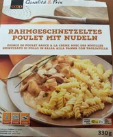 Émince de poulet à la crème avec des nouilles