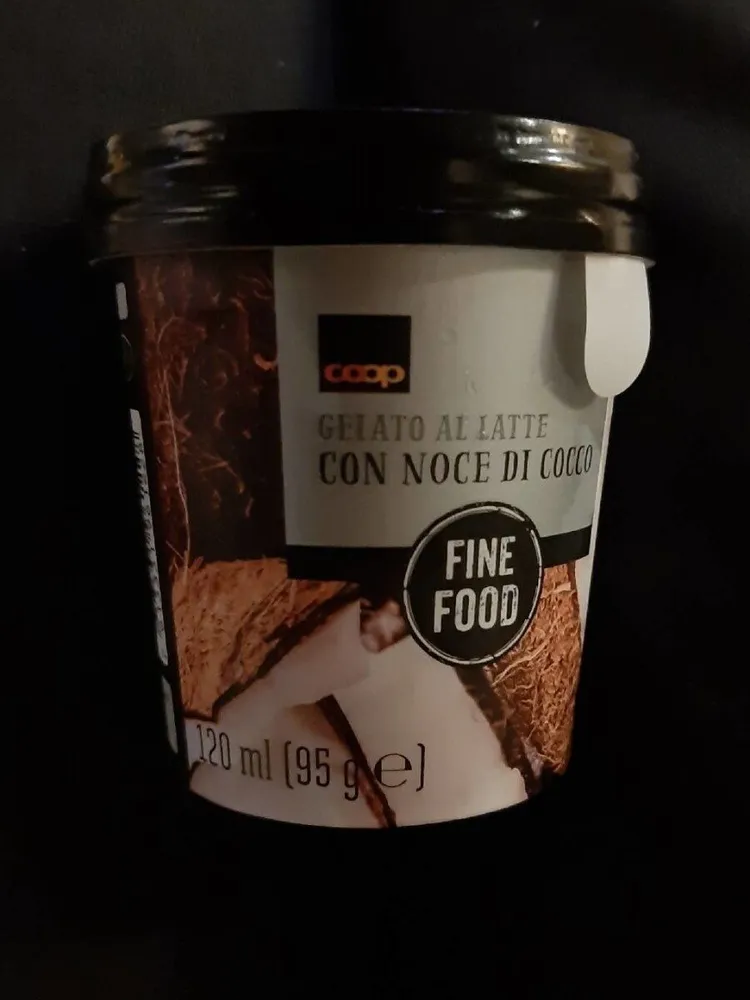Gelato al latte con noce di cocco