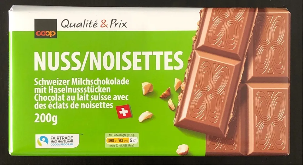 Chocolat au lait suisse avec des éclats de noisettes
