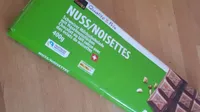 Chocolat au lait suisse avec des éclats de noisettes
