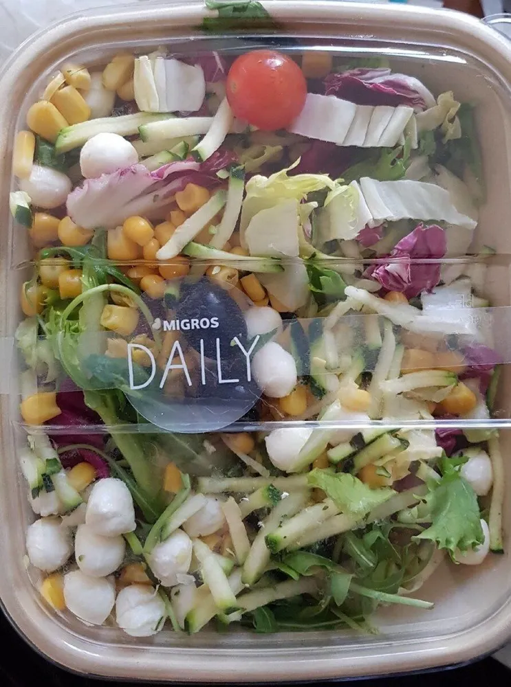 Salade mêlée avec tomate et mozzarella
