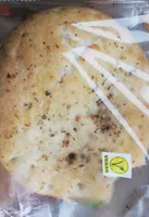 Fladenbrot aus weizenmehl mit gemüse