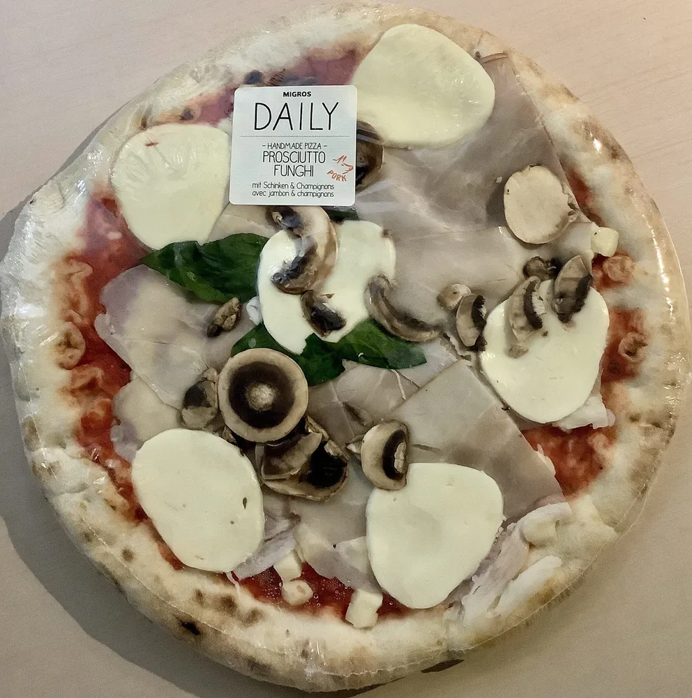 Handmade Pizza avec jambon & champignons