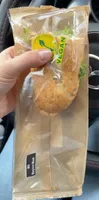 Weizenbrot mit veganem Burger auf Basis von Erbsenprotein