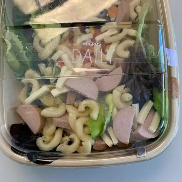 Salade mêlée avec pâtes, cervelas et Gruyère AOP (Salsiccia e Formaggio)