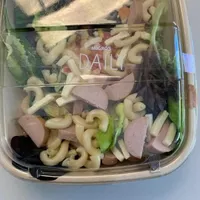 Salade mêlée avec pâtes, cervelas et Gruyère AOP (Salsiccia e Formaggio)