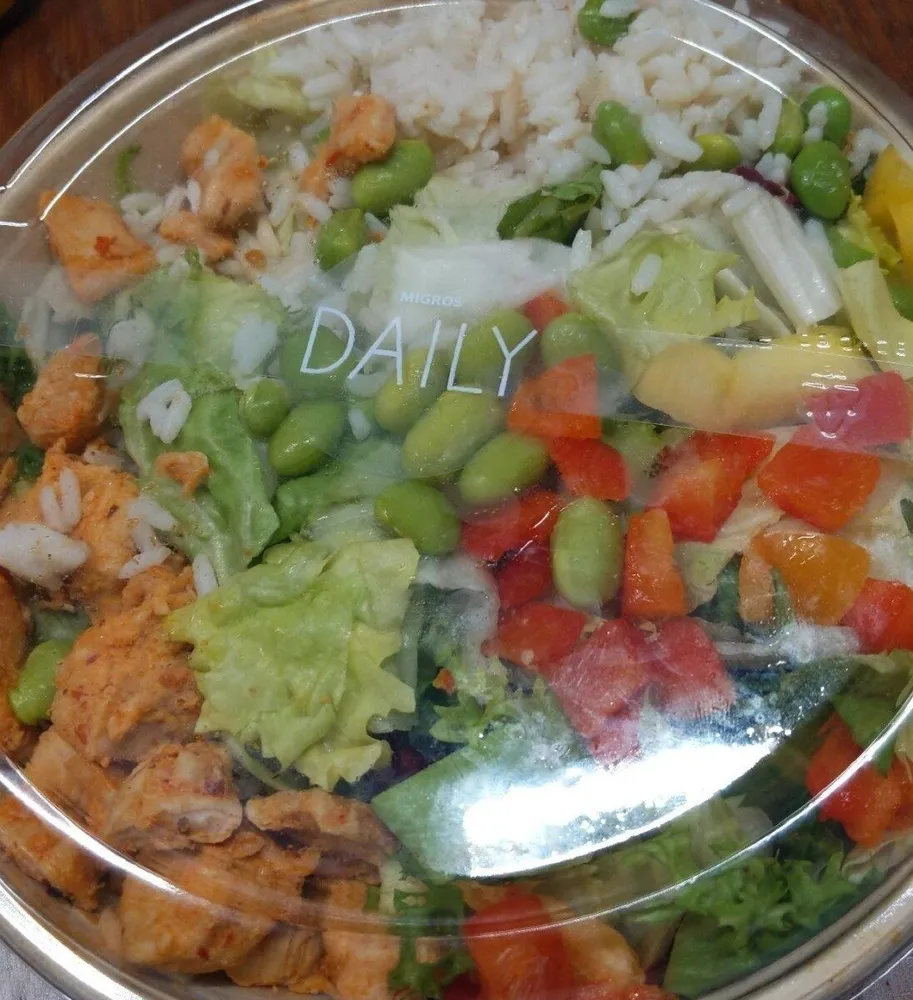 Salade mêlée avec préparation de viande de poulet et riz cuit