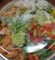 Salade mêlée avec préparation de viande de poulet et riz cuit