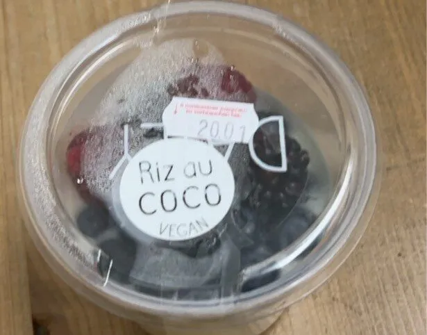 Kokosreis Dessert mit Waldbeeren