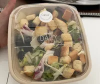 Salade mêlée avec probuit à bad de viande de poulet
