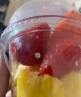Ananas mit Erdbeeren