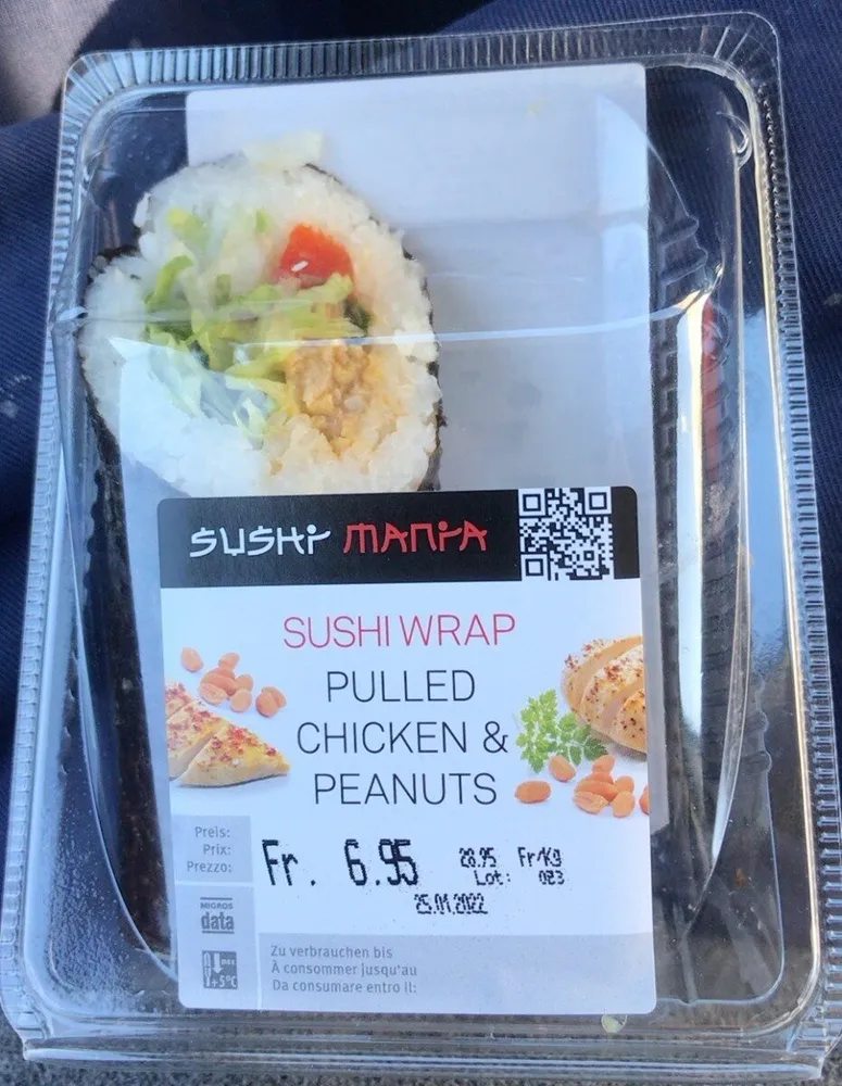 Sushi wrap pulled chiken & peanuts