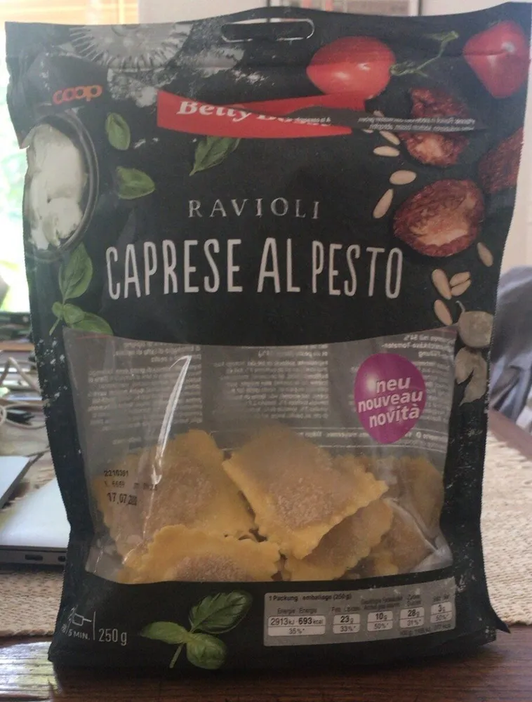 Raviolo caprese al pesto