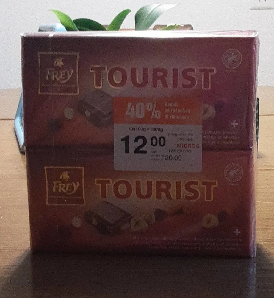 Chocolat au lait avec raisins secs, noisettes et amandes