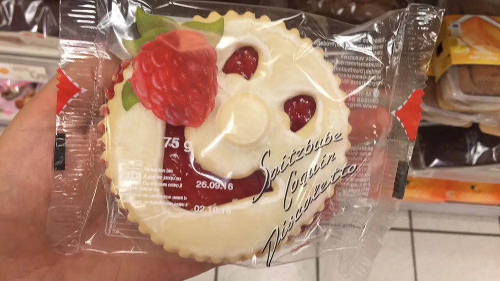 Frische Creme Himbeertörtchen
