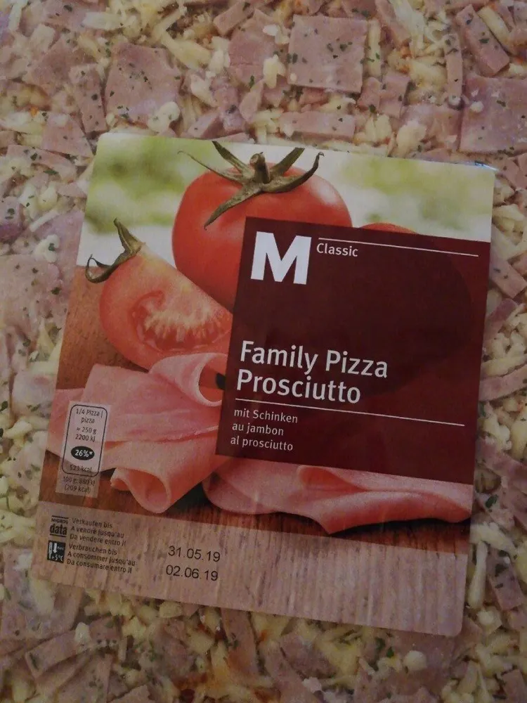 Family pizza prosciutto