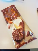 Glace à la vanille enrobée de chocolat au lait et amandes